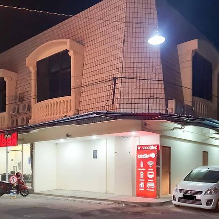 Hotel RedDoorz @ Darmo Park 1 Surabaya Exterior foto