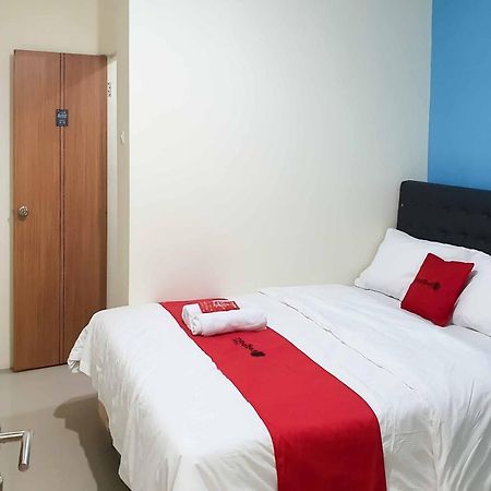 Hotel RedDoorz @ Darmo Park 1 Surabaya Exterior foto