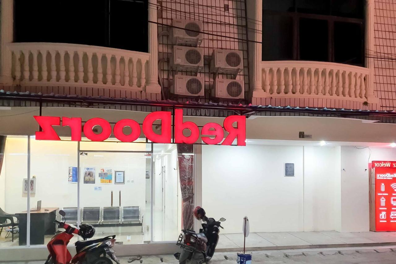 Hotel RedDoorz @ Darmo Park 1 Surabaya Exterior foto